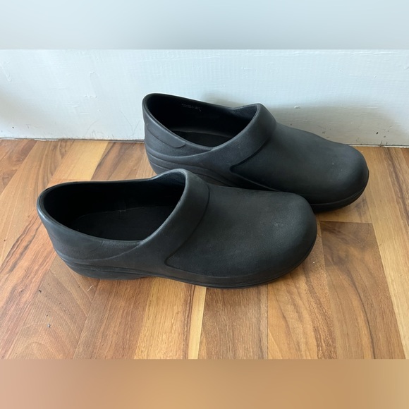 Women’s Crocs Triple Comfort slip on clogs size 10, work shoes, waterproof, EUC - Picture 1 of 6
